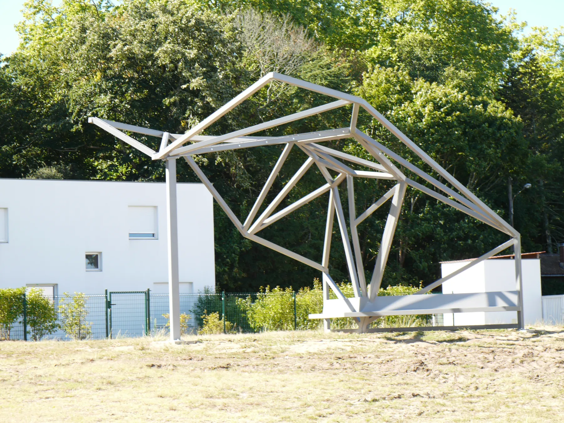 Montage de lasculpture par la société Cancé