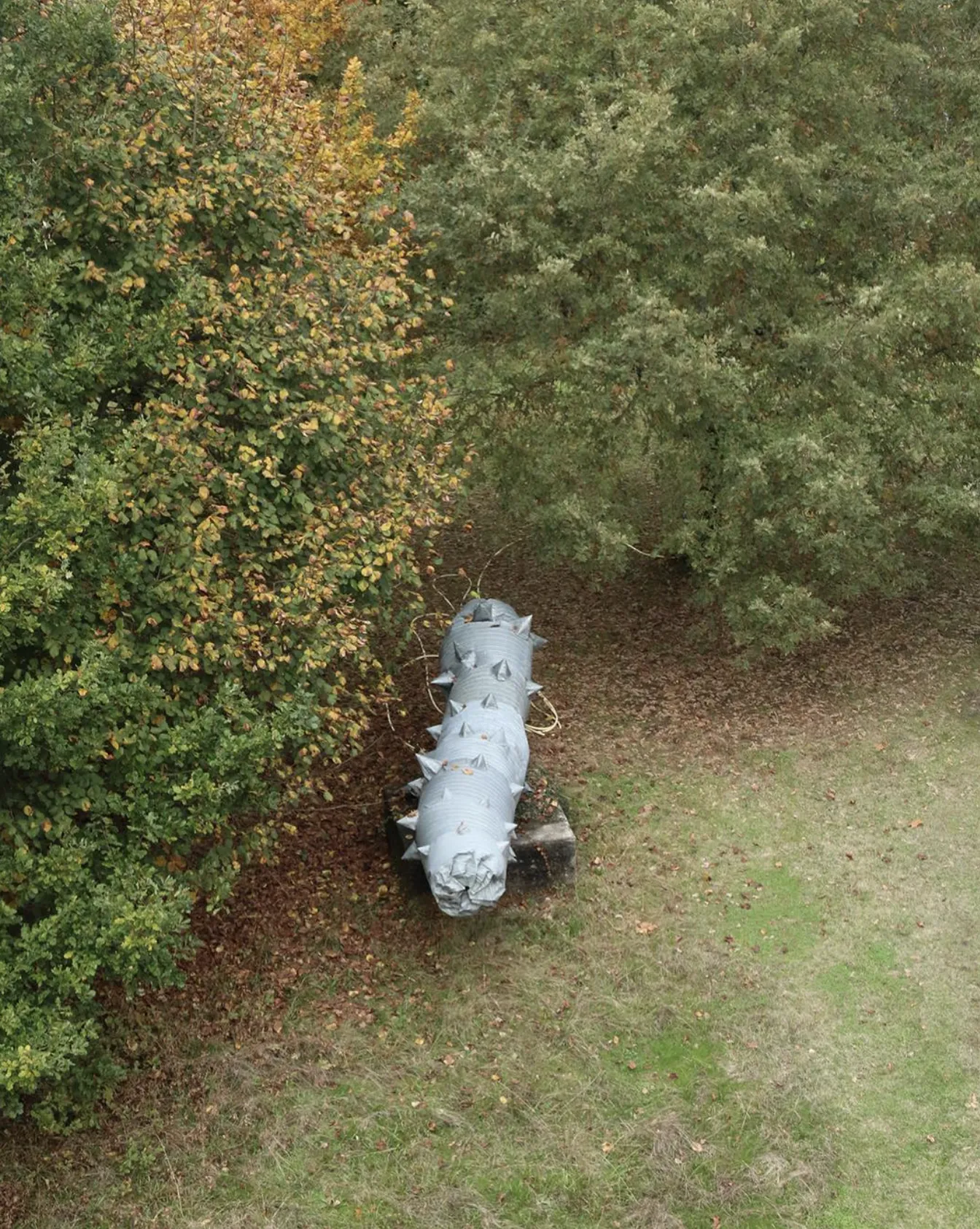 Installation of the sculpture in Taller