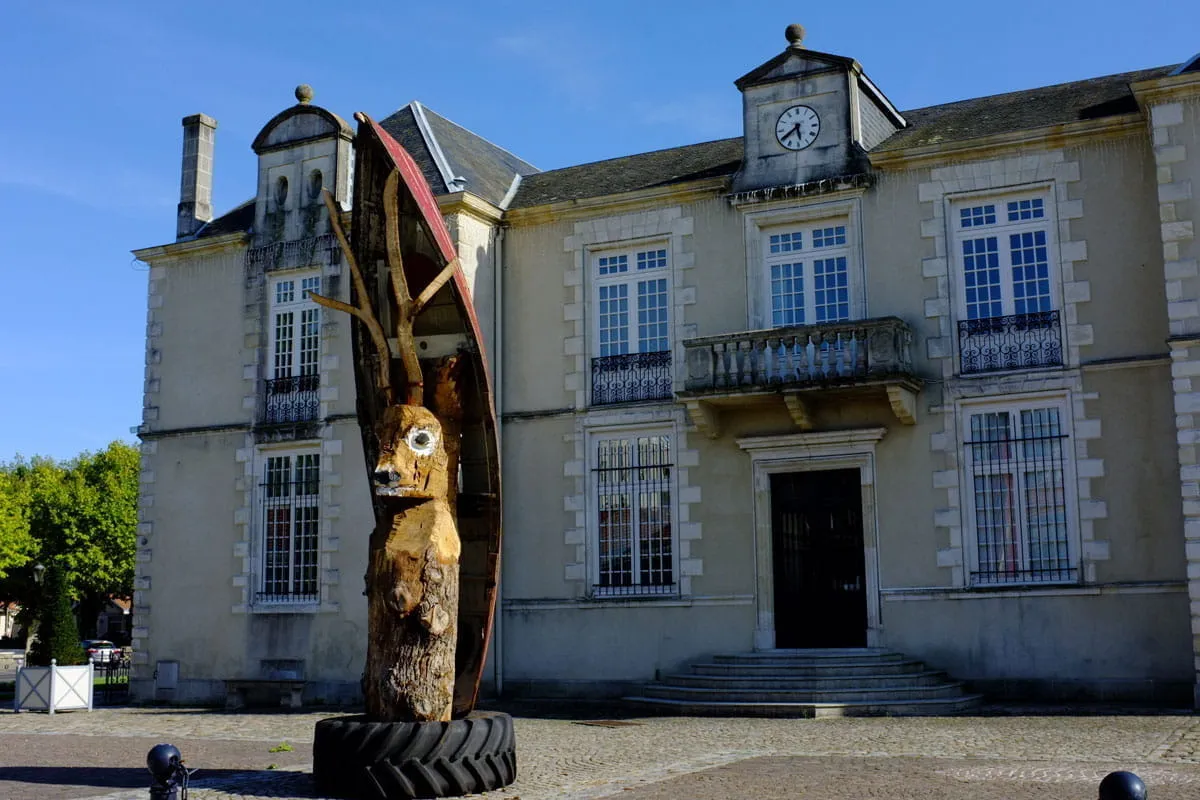 Installation temporaire devant la Mairie de La Teste de Buch, 2011.