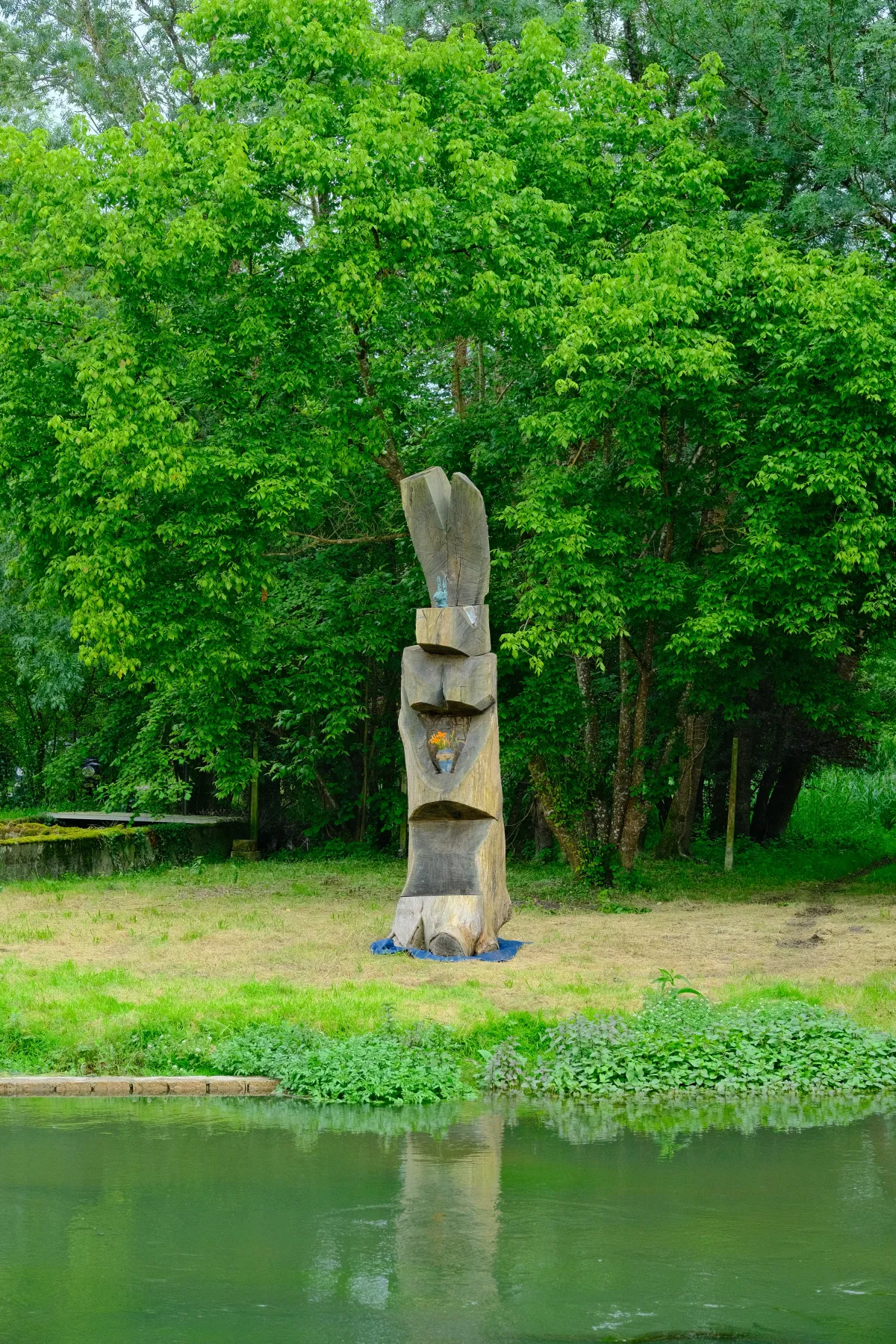 Lièvre en bronze installé sur le museau du grand lièvre en chêne.