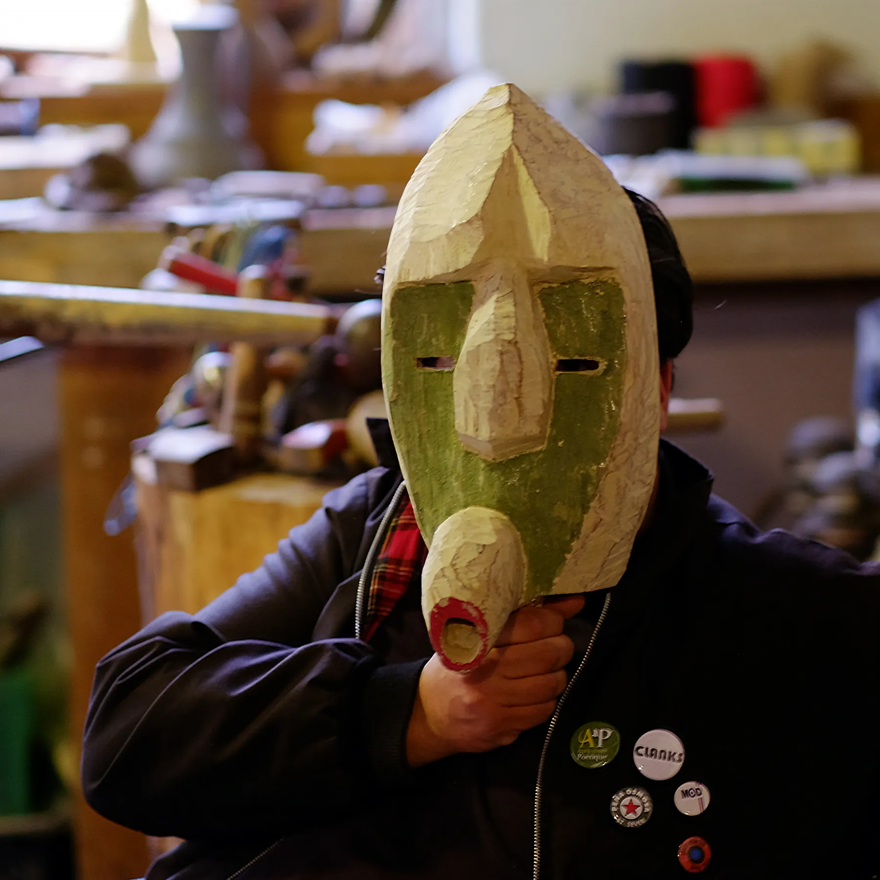 Vincent Tourès essayant le masque canard dans l'atelier.