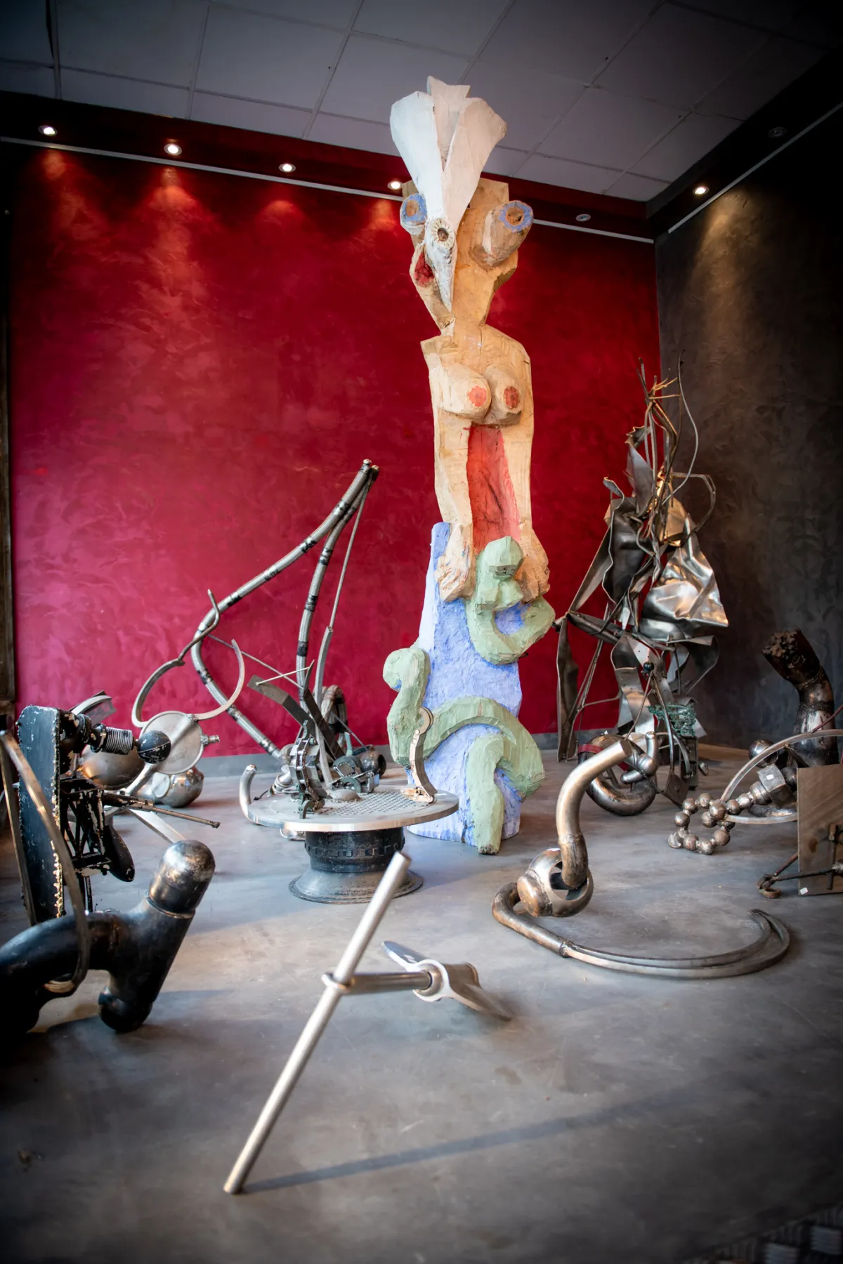 "Les Nouveaux ensembliers", galerie Ô pécheur de lune, St Sever, été 2024. La sculpture est présenté entourée de sculpture de Claude Viseux et au fond à droite d'Albert Ferraud.