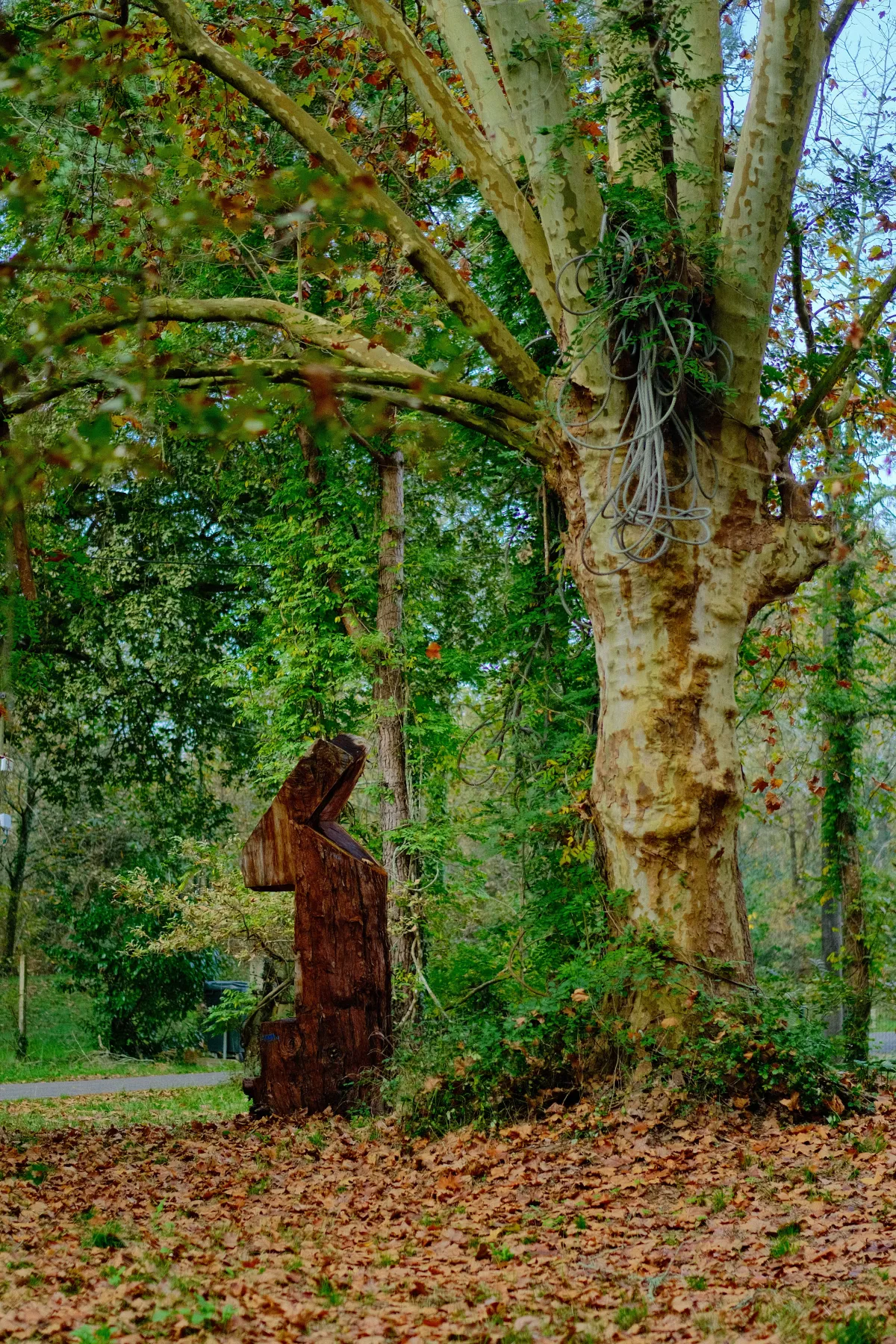 The sculpture in front of the studio in Taller