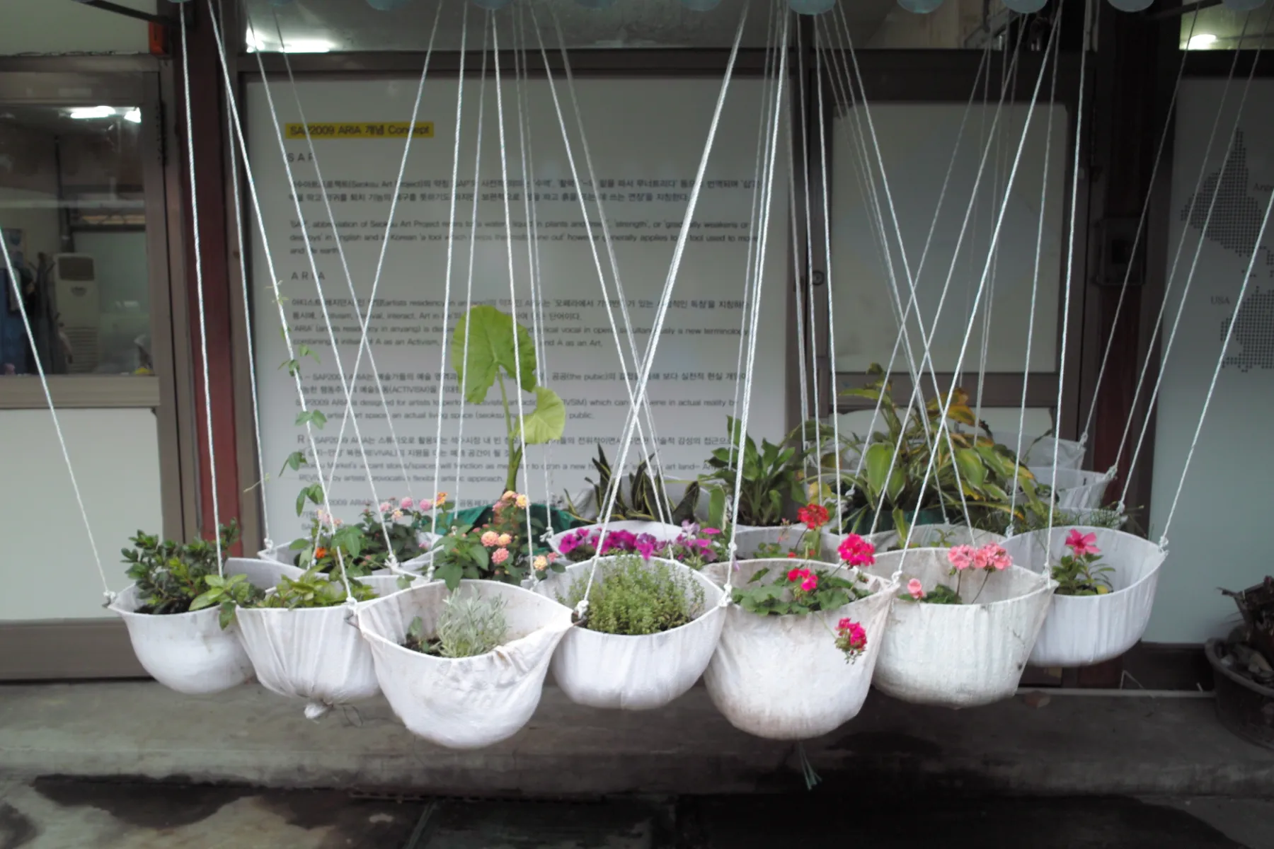 Suspended garden